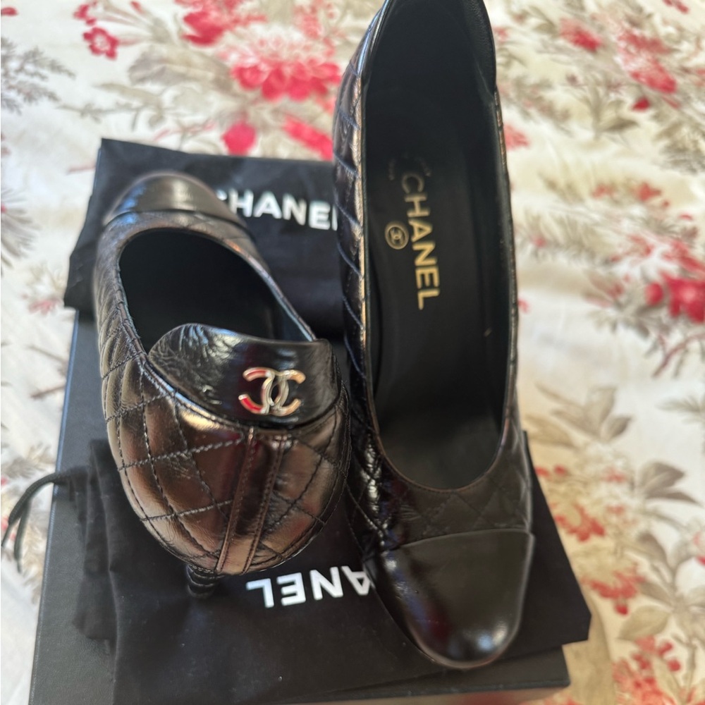 CHANEL QUILTED LEATHER PUMPS - Picture 3 of 5